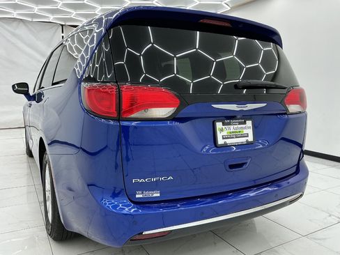 Used 2020 Chrysler Pacifica Touring w/ Advanced Safetytec Group FWD image 9