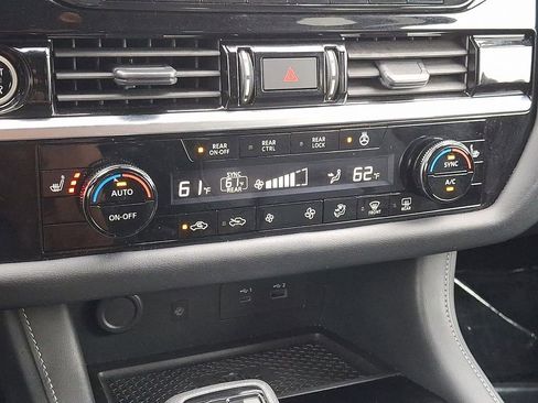 Used 2023 Nissan Pathfinder SL w/ Black Appearance Package image 18