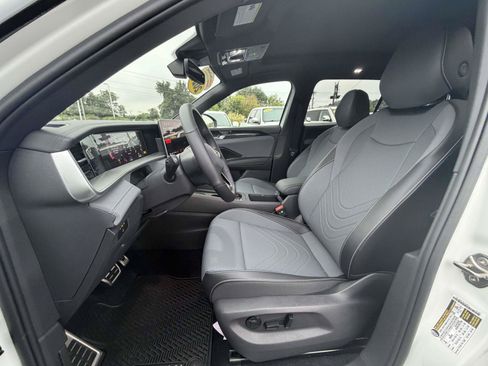 Certified 2026 Volkswagen Tiguan SE R-Line FWD image 17