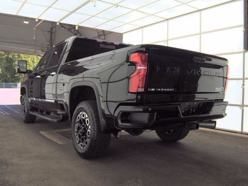 Used 2024 Chevrolet Silverado 2500 High Country w/ High Country Premium Package AWD/4WD image 2