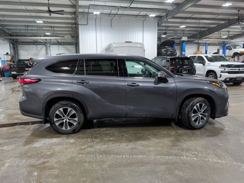 Used 2022 Toyota Highlander XLE image 2