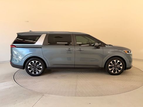 Used 2022 Kia Carnival EX image 8