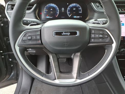 Used 2025 Jeep Grand Cherokee Limited image 18