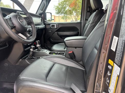 Used 2023 Jeep Gladiator Sport AWD/4WD image 10