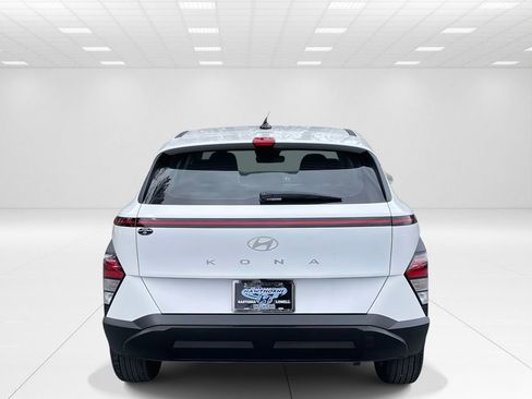 Certified 2025 Hyundai Kona SE image 5