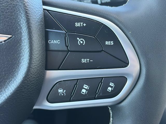 Used 2025 Chrysler Pacifica Select FWD image 48
