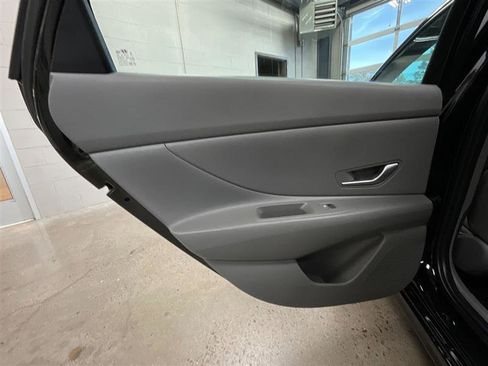 Used 2022 Hyundai Elantra SEL image 16