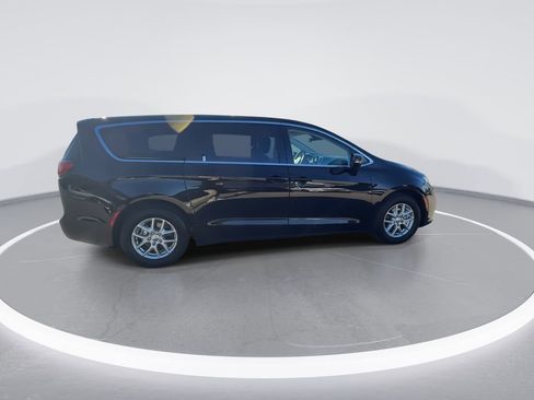 Used 2024 Chrysler Pacifica Touring-L image 9