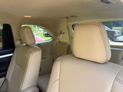 Used 2019 Toyota Highlander XLE AWD/4WD image 17