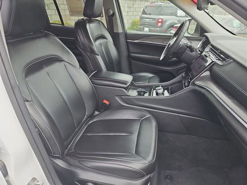 Used 2024 Jeep Grand Cherokee Limited image 12