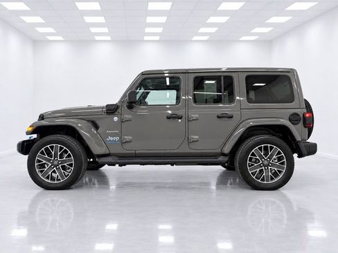 Used 2023 Jeep Wrangler Unlimited Sahara w/ Cold Weather Group AWD/4WD image 5