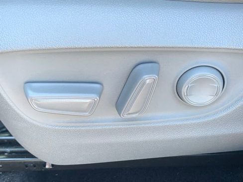 Used 2022 Toyota Highlander XLE AWD/4WD image 7