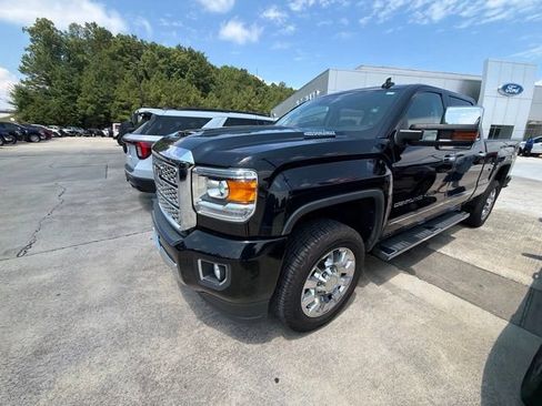 Used 2018 GMC Sierra 2500 Denali w/ Duramax Plus Package AWD/4WD image 2