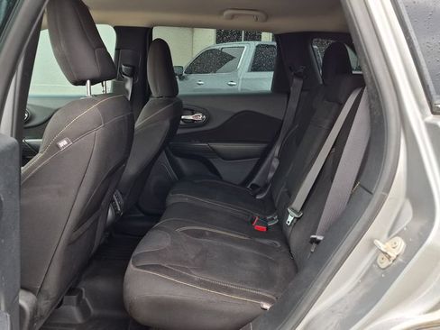 Used 2016 Jeep Cherokee Latitude AWD/4WD image 13