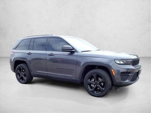 Used 2022 Jeep Grand Cherokee Altitude AWD/4WD image 15