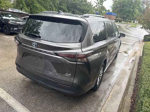 Used 2024 Toyota Sienna XLE FWD image 6