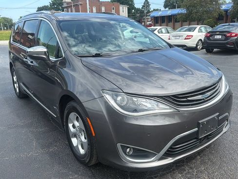 Used 2017 Chrysler Pacifica Platinum FWD image 3