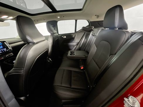 Used 2023 Volvo XC40 B5 Plus image 25