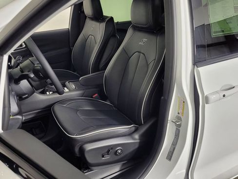 New 2026 Chrysler Pacifica Limited w/ S Appearance Package image 16