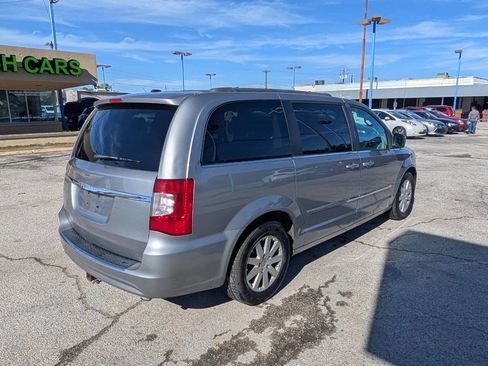 Used 2016 Chrysler Town & Country Touring image 4