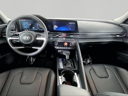 Used 2025 Hyundai Elantra Limited FWD image 7
