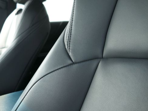 Used 2024 Toyota Venza XLE image 18