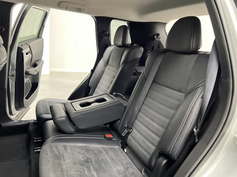 Used 2025 Mitsubishi Outlander SE FWD image 16