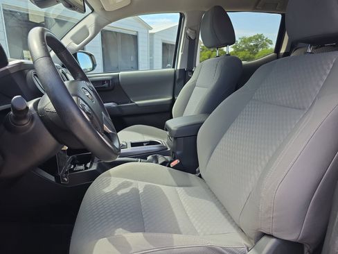 Used 2022 Toyota Tacoma SR5 RWD image 12