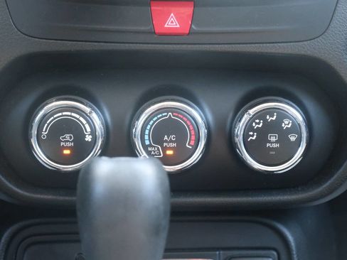 Used 2017 Jeep Renegade Latitude image 21