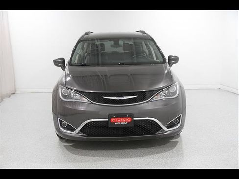 Used 2017 Chrysler Pacifica Touring-L FWD image 2
