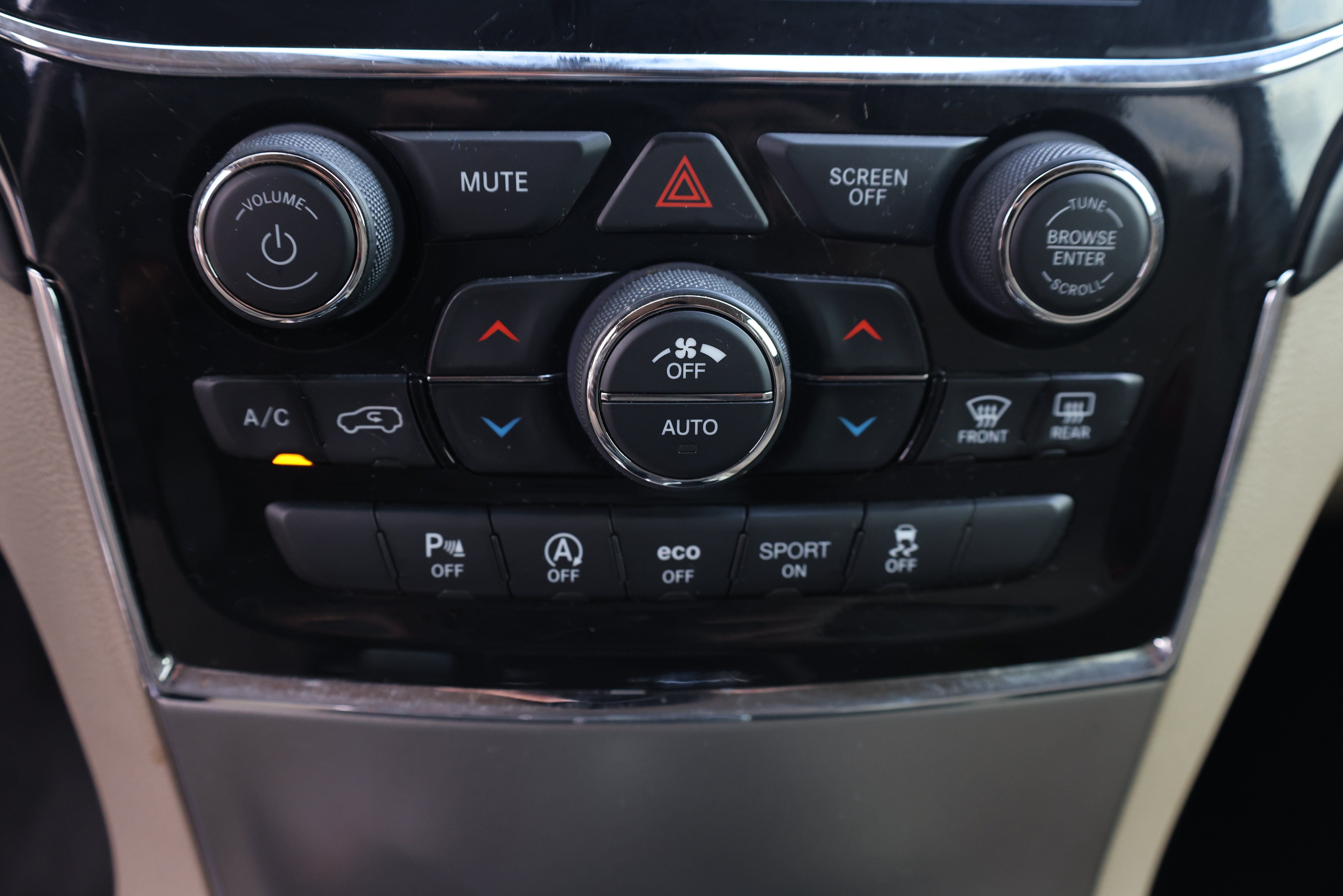 Used 2022 Jeep Grand Cherokee Laredo E AWD/4WD image 9