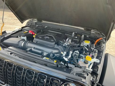 Used 2024 Jeep Wrangler Unlimited AWD/4WD image 23