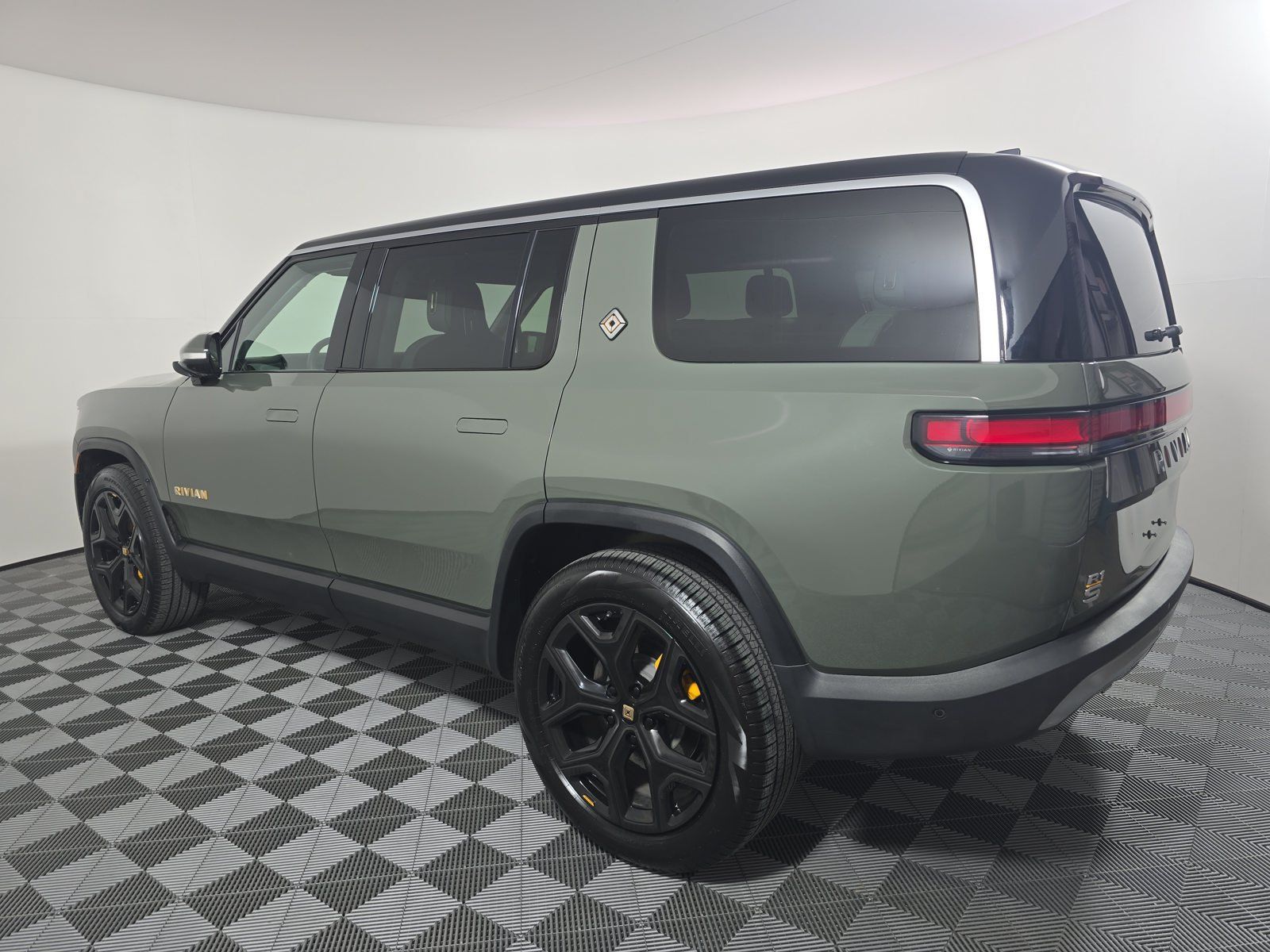 Used 2023 Rivian R1S Launch Edition Quad AWD/4WD image 3