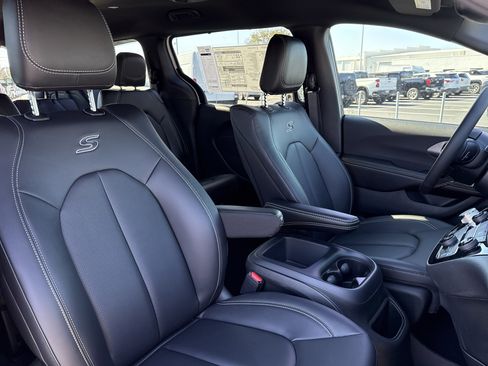 New 2026 Chrysler Pacifica Select image 20