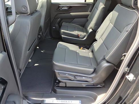 New 2026 Chevrolet Suburban Premier image 7