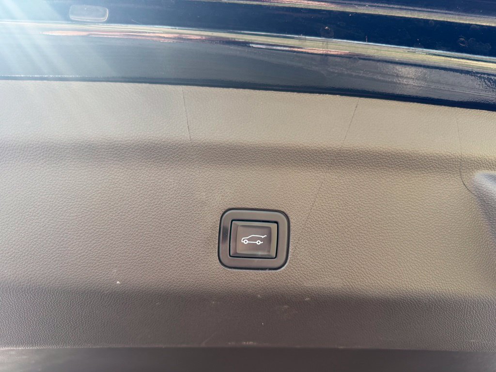 Used 2024 Cadillac Escalade Premium Luxury AWD/4WD image 18