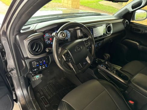 Used 2017 Toyota Tacoma TRD Off-Road w/ Tow Package (A/T) image 10