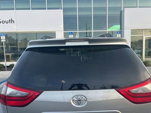 Used 2020 Toyota Sienna XLE FWD image 5