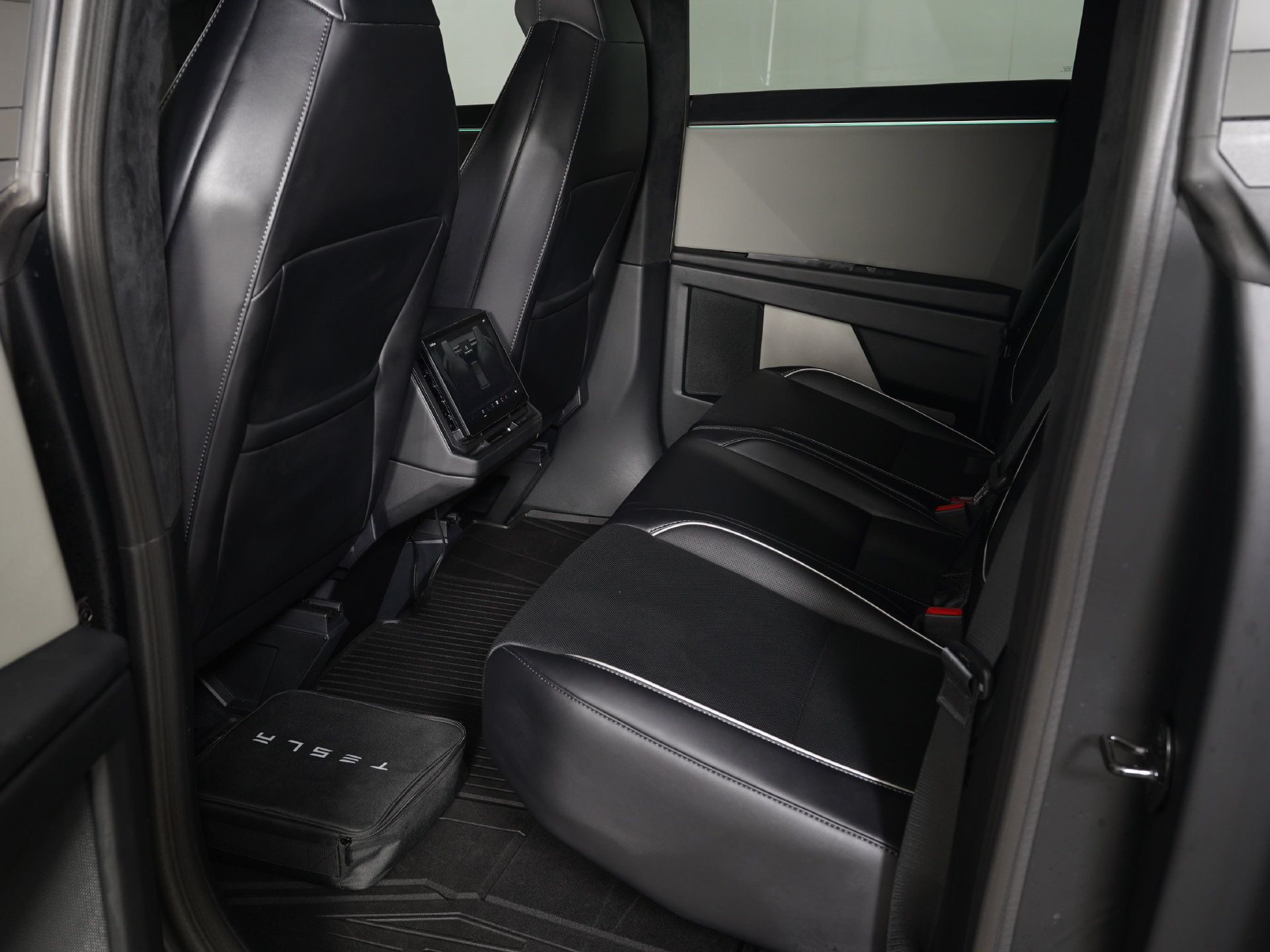 Used 2025 Tesla Cybertruck AWD Crew Cab image 13