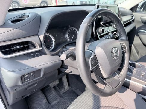 Used 2023 Toyota Highlander LE AWD/4WD image 16
