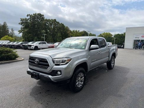 Used 2017 Toyota Tacoma SR5 w/ Tow Package AWD/4WD image 8