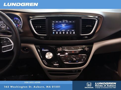 Used 2018 Chrysler Pacifica Touring-L FWD image 22