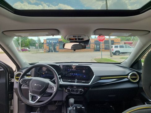 Used 2026 Chevrolet Trax ACTIV w/ Sunroof Package FWD image 18