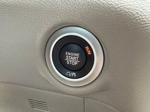 Used 2024 Chrysler Pacifica Touring-L FWD image 28