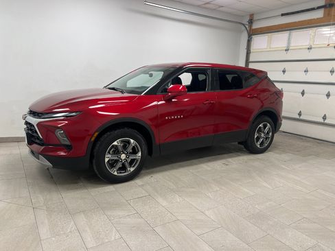Used 2025 Chevrolet Blazer LT image 2