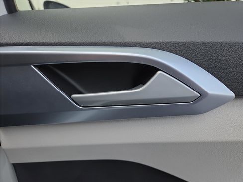 New 2025 Volkswagen Taos SE image 30