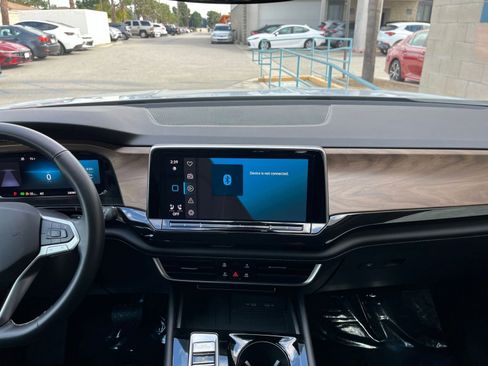 Used 2025 Volkswagen Atlas SE image 18