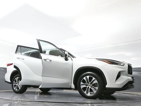 Used 2023 Toyota Highlander XLE FWD image 75