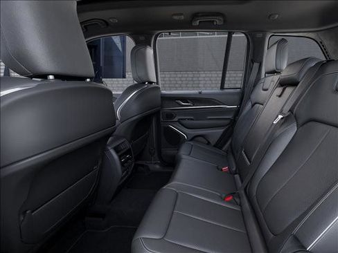 New 2025 Jeep Grand Cherokee Overland w/ Luxury Tech Group IV AWD/4WD image 23