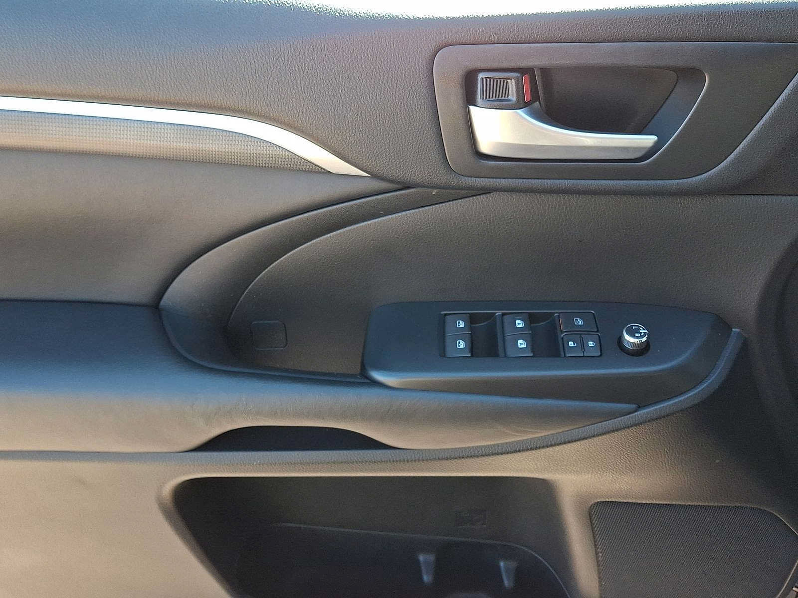 Used 2017 Toyota Highlander SE w/ Carpet Mat Package AWD/4WD image 16
